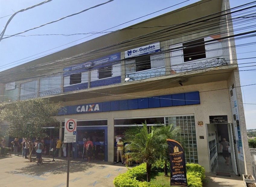 Bombeiros combatem incêndio em agência bancária na Grande BH