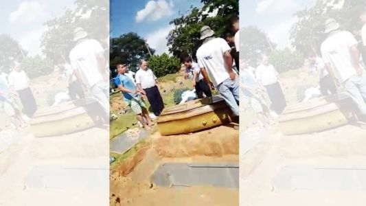 Caixão ficou horas sob o sol