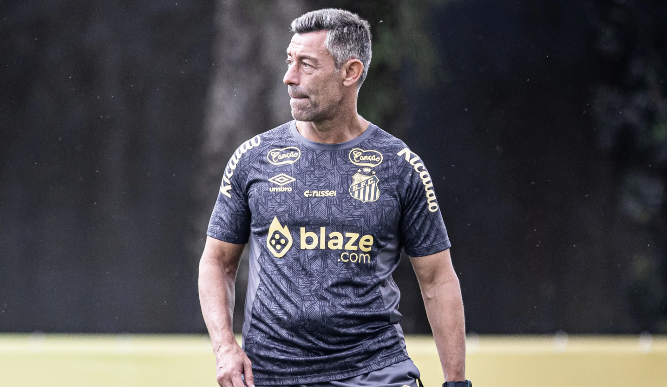 Santos: Tiquinho Soares faz atividade leve no CT Rei Pelé em domingo de treino duplo