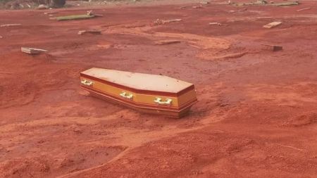 Caixões ficaram à mostra após forte temporal atingir Paracatu (MG)