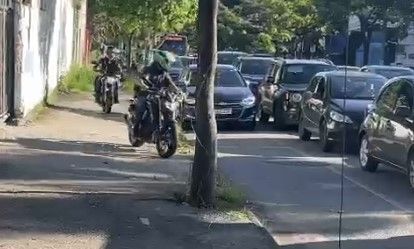 Vídeo: trânsito trava, e motociclistas fazem calçada de rua na av. Barão Homem de Melo