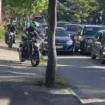 Vídeo: trânsito trava, e motociclistas fazem calçada de rua na av. Barão Homem de Melo