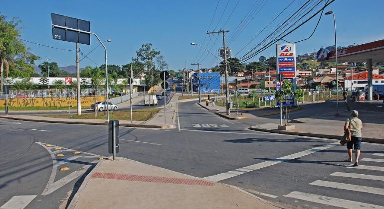 Armadilhas nas calçadas: buracos, desníveis e piso escorregadio colocam pedestres em risco em BH