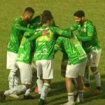 Meia de clube mineiro faz golaço de falta de trás do meio de campo; assista