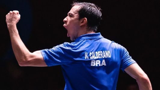 Hugo Calderano celebra vitória sobre Kirill Gerassimenko no Mundial de tênis de mesa