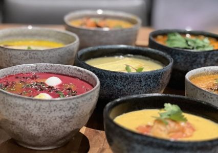 Os diversos caldos no menu do restaurante Nuúu