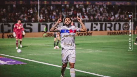 Calebe comemora segundo gol do Fortaleza contra o Bragantino