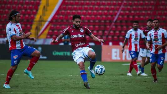 Calebe, do Fortaleza, domina a bola contra o Estudiantes de Mérida, na Venezuela