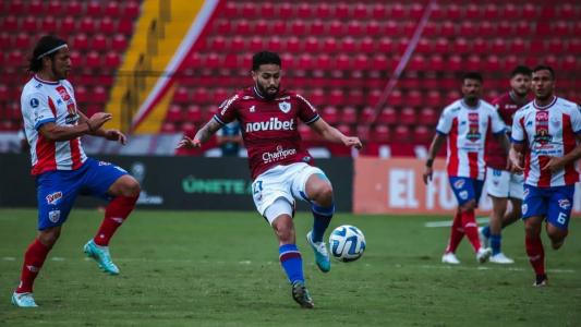 Calebe, do Fortaleza, domina a bola contra o Estudiantes de Mérida, na Venezuela