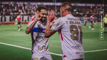Calebe e Galhardo comemoram gol do Fortaleza contra o Bragantino