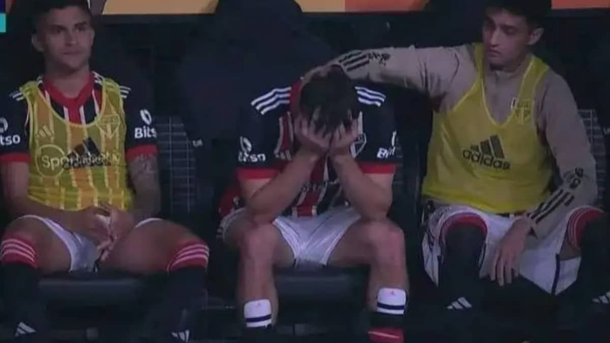 Calleri, do São Paulo, deixa campo lesionado em jogo com Corinthians