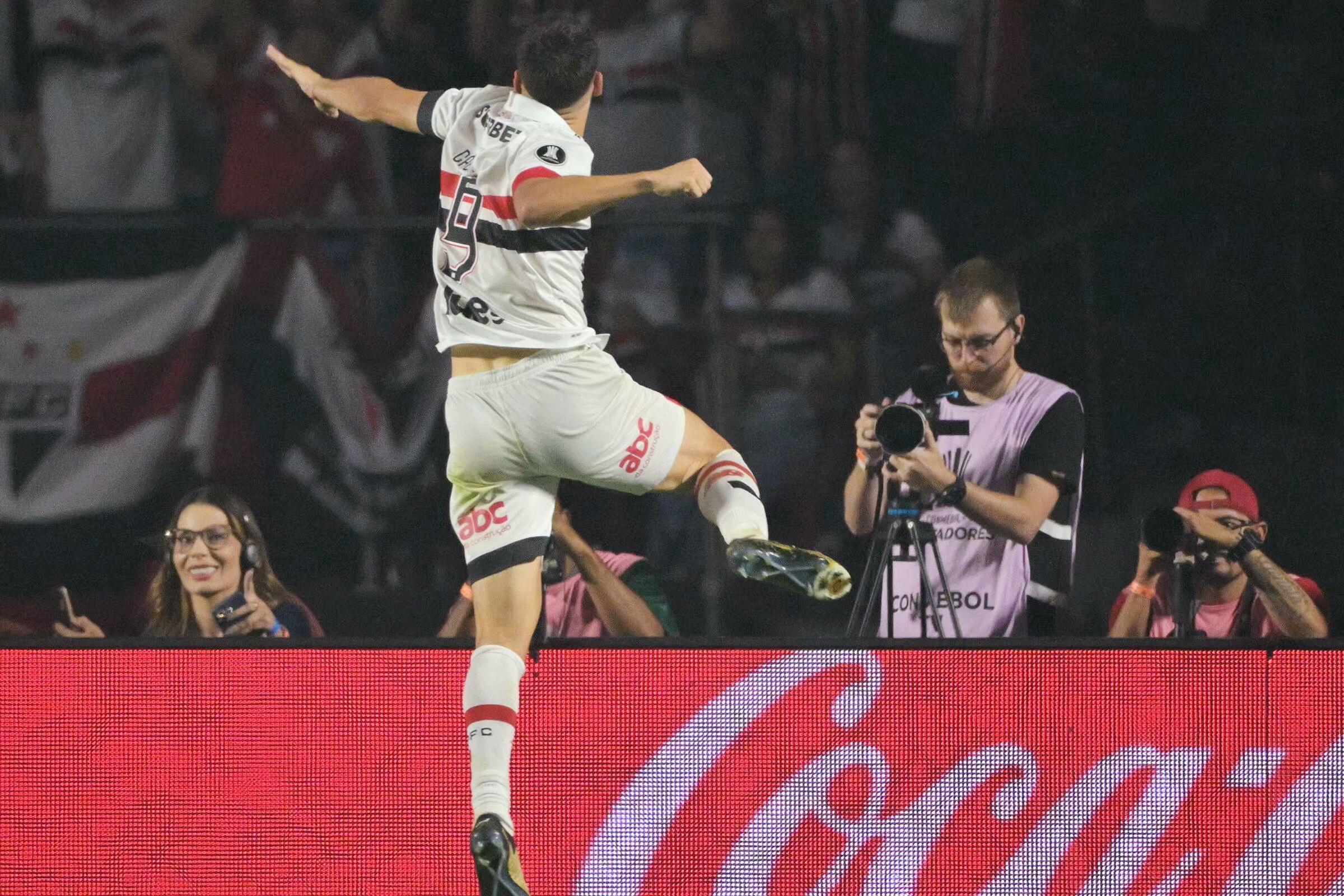 Com recorde de público, São Paulo vence Nacional e encara Botafogo na Libertadores