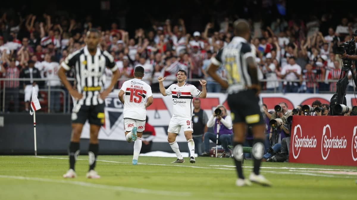 São Paulo vence clássico com o Santos e cola no G4 do Brasileirão