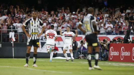 Calleri marcou duas vezes para o São Paulo na vitória sobre o Santos
