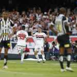 São Paulo vence clássico com o Santos e cola no G4 do Brasileirão