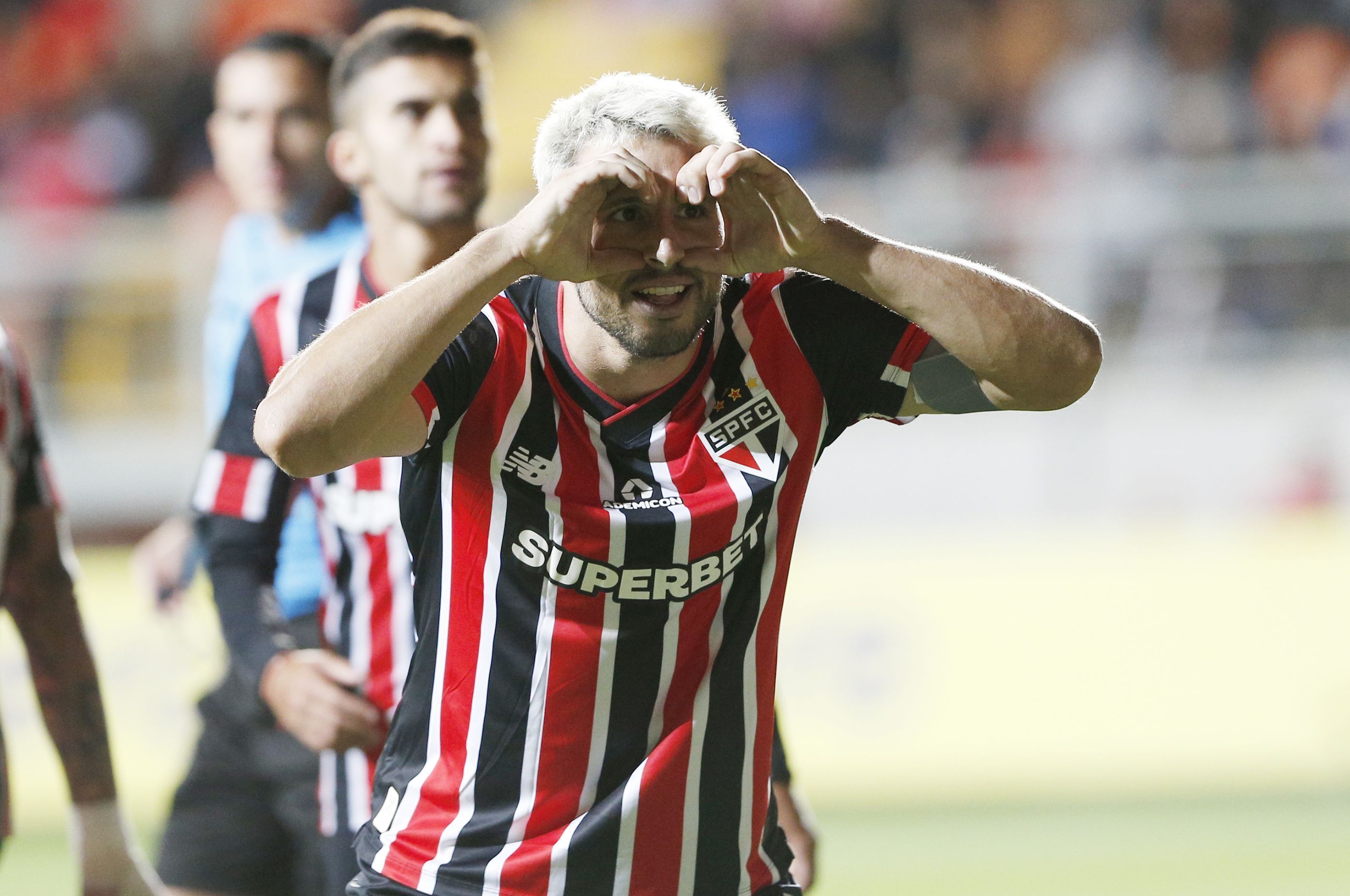 Calleri sente panturrilha, e Zubeldía fala em nova lesão no São Paulo
