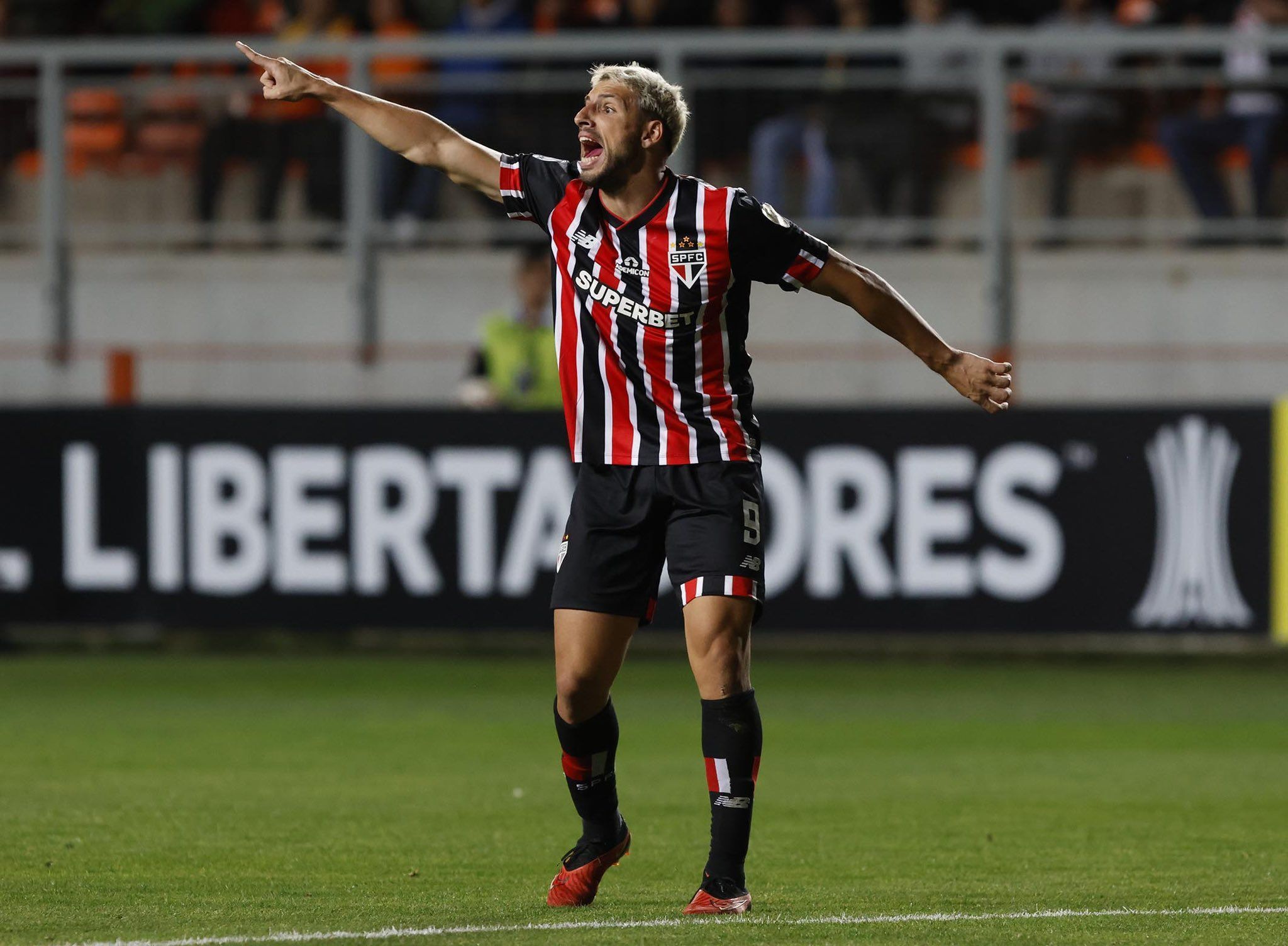 São Paulo confirma lesão de Calleri, e atacante vira desfalque