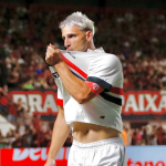 São Paulo goleia Atlético-GO com dois a mais e vence a primeira no Brasileiro