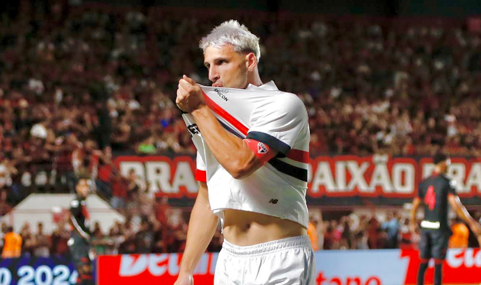 Calleri marcou o primeiro gol do São Paulo na goleada sobre o Atlético-GO
