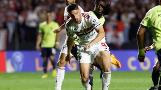 Calleri segue sina em mata-mata pelo São Paulo, e perde chances contra LDU