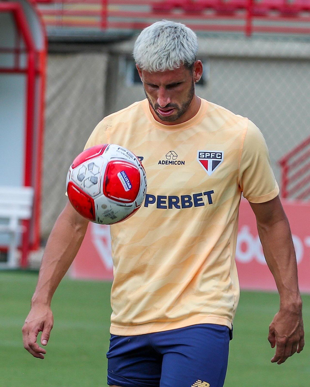 Escalação do São Paulo: Calleri é dúvida para enfrentar o Novorizontino