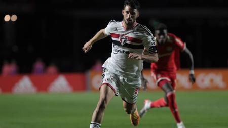 Calleri volta ao time do São Paulo após quadro de dengue contra o Internacional no banco de reservas