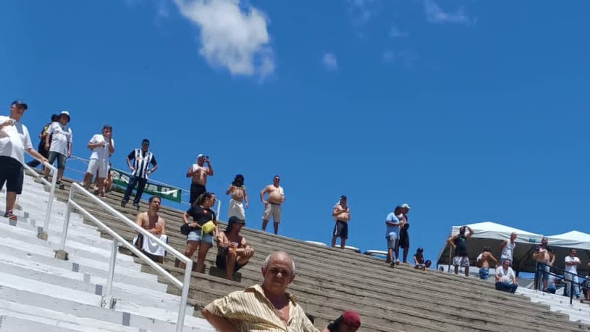 Jogo 'das 11' expõe torcedores do Atlético a 'calor desumano' em Muriaé.