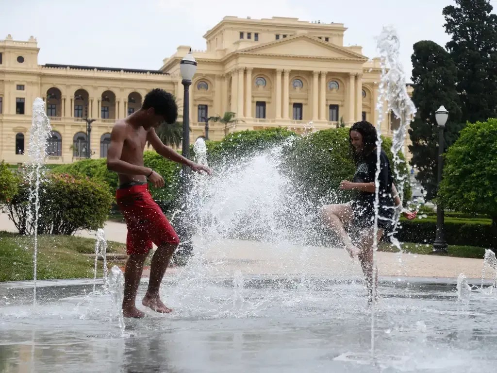 Capital paulista pode ter recorde de calor nesta quarta-feira (25); alerta de incêndios no estado continua