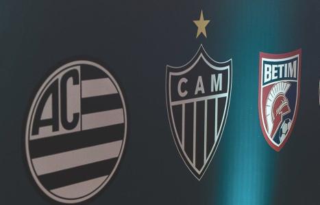 Escudos de Athletic, Atlético e Betim durante conselho técnico do Campeonato Mineiro de 2026