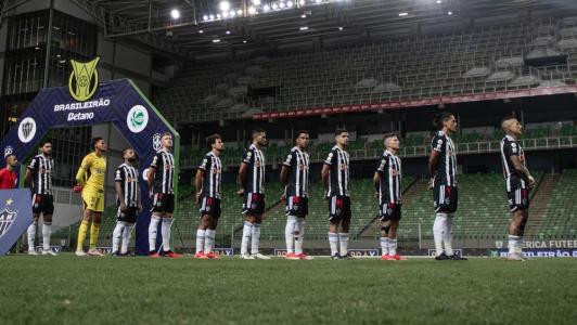 Bruno Fuchs (quarto da esquerda para a direita) no último jogo oficial pelo Atlético, em 2024
