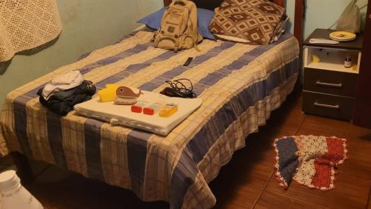 Cama de onde bebê teria caído, segundo versão do pai da criança