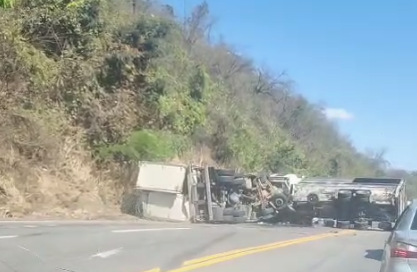 Acidente com caminhões deixa dois mortos e um ferido na BR-381, na Grande BH
