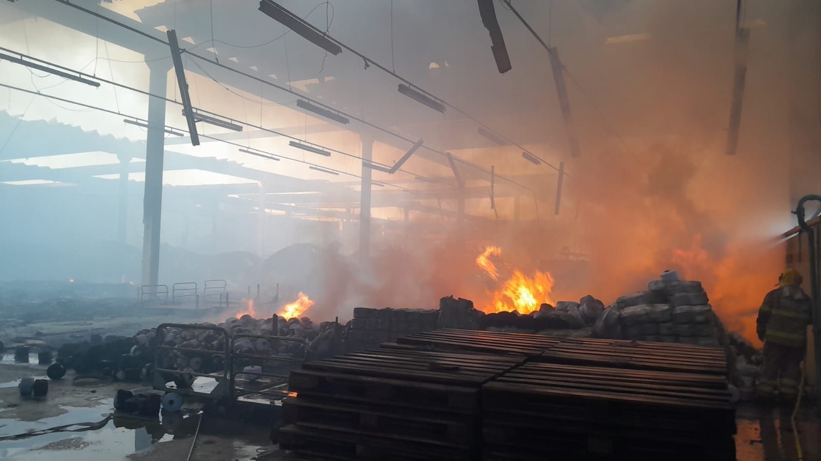 Incêndios destroem empresas durante o final de semana