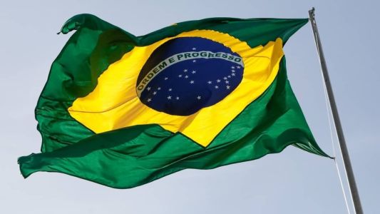 Câmara aprova PEC que acaba com a perda automática da cidadania brasileira de quem obtém outra nacionalidade.
