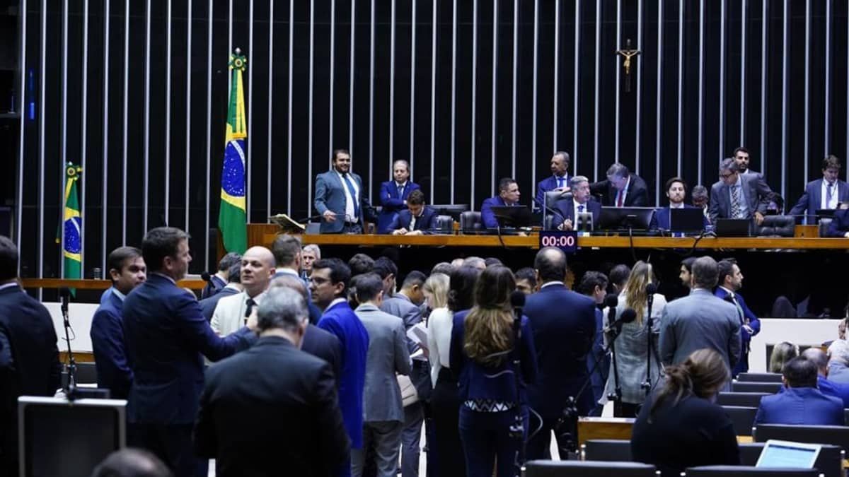 Entenda o projeto que torna crime discriminação contra políticos