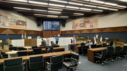 Vista do plenário da Câmara de BH; ao fundo, vereadores conversam
