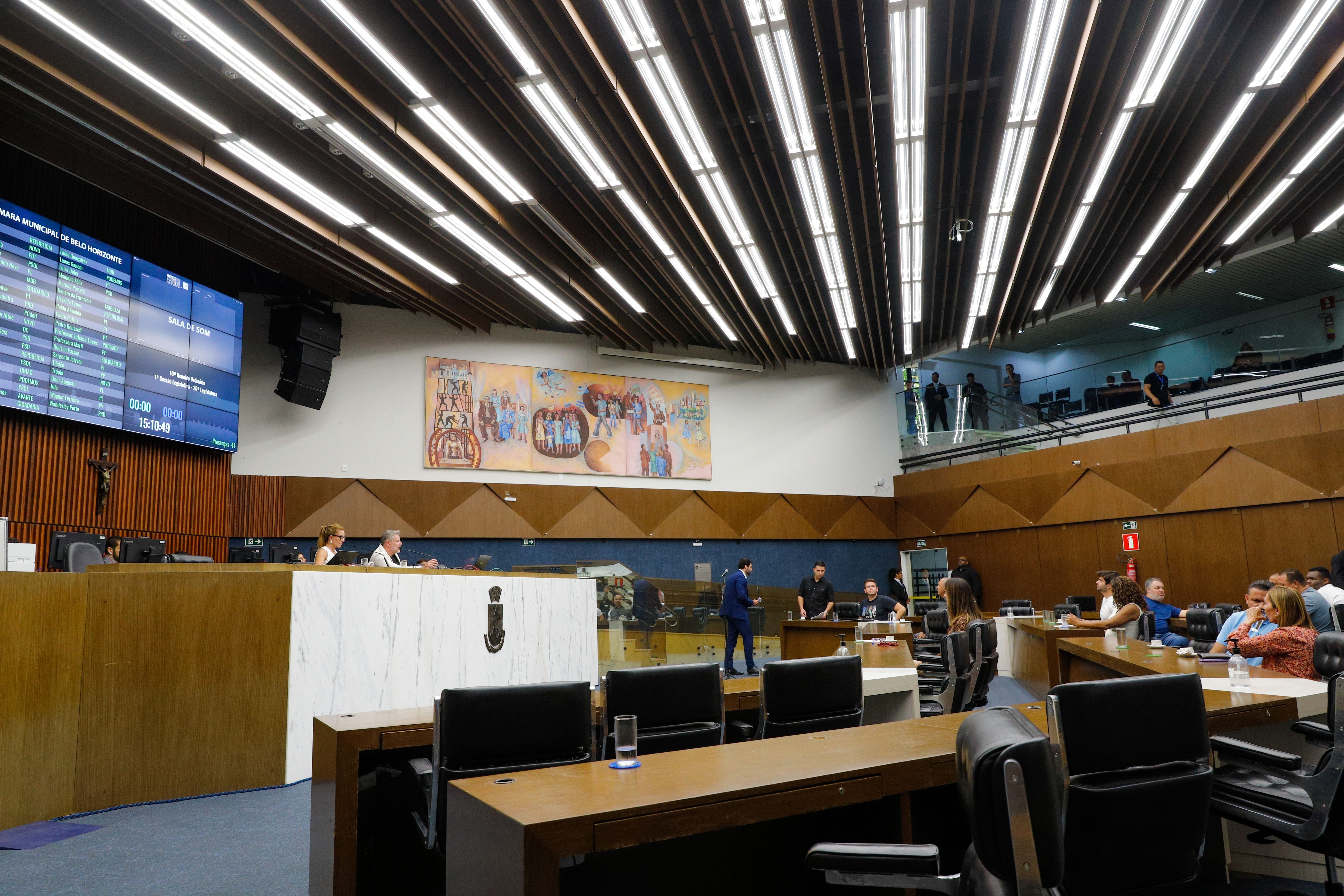 Reajuste de 10% e auxílio-alimentação de R$ 2.374 entram em vigor na Câmara de BH em abril