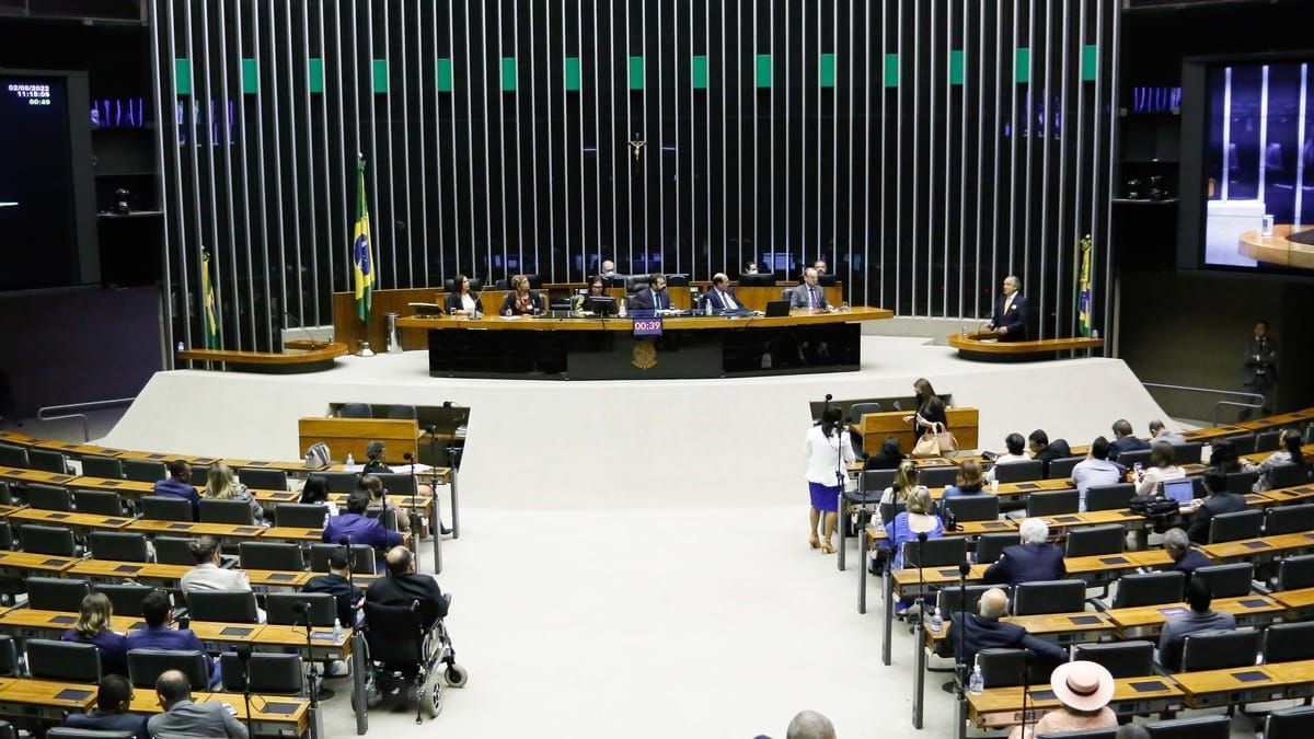 Câmara aprova urgência de projeto que aumenta pena para quem fornecer bebidas alcoólicas a menores de idade