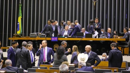 Câmara dos Deputados aprovou projeto que pode suspender decreto de Lula com alterações no Marco do Saneamento