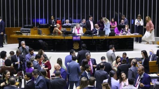 Câmara dos Deputados aprovou projeto que prevê auxílio para filhos de vítimas de feminicídio no Brasil