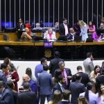 Câmara dos Deputados aprova auxílio de R$ 1.320 para filhos de vítimas de feminicídio