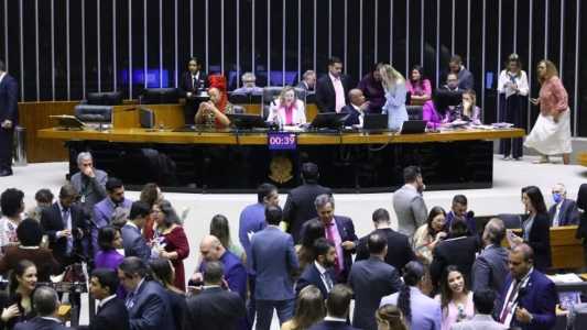 Câmara dos Deputados aprovou projeto que prevê auxílio para filhos de vítimas de feminicídio no Brasil
