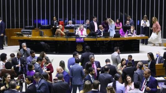 Câmara dos Deputados aprovou projeto que prevê auxílio para filhos de vítimas de feminicídio no Brasil