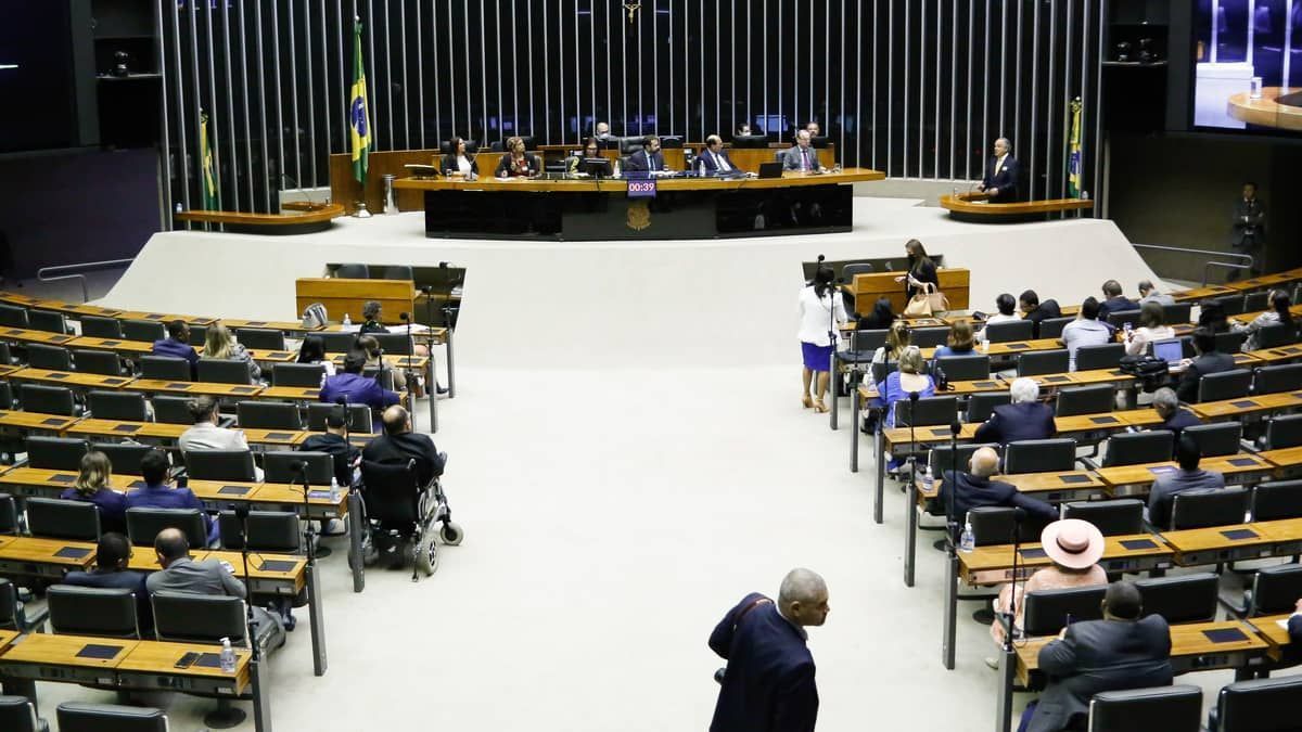 Câmara aprova proposta que prevê salários iguais para homens e mulheres com a mesma função