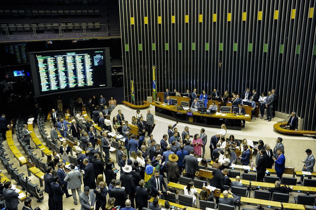 Oposição derruba veto de Lula e mantém proibição a supostos gastos com aborto e redesignação sexual