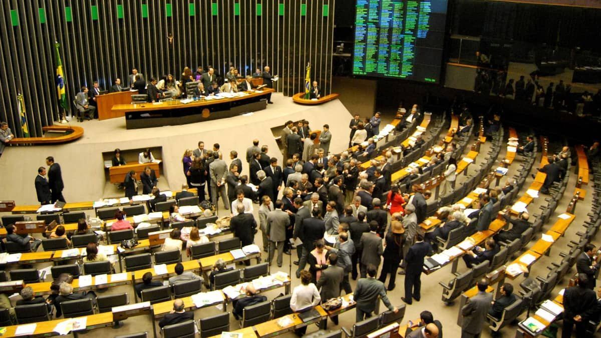 Com fim de emendas do relator, prefeitos lotam Câmara dos deputados. Entenda o motivo.