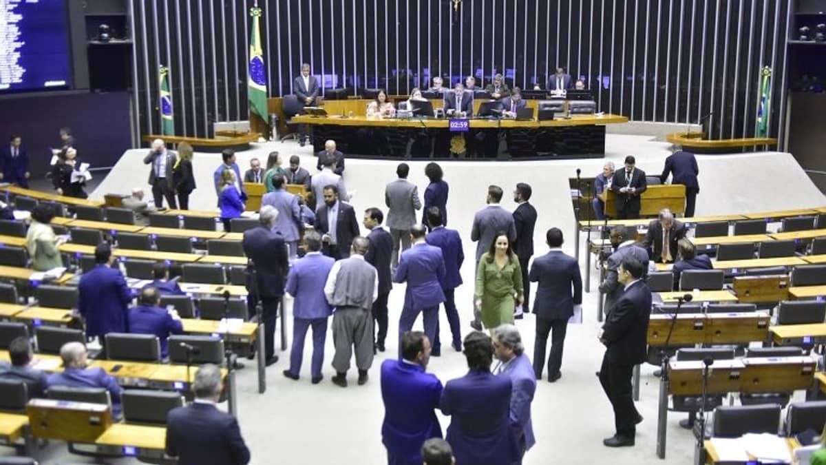 Câmara analisa destaques ao texto da minirreforma eleitoral nesta quinta-feira (14) 