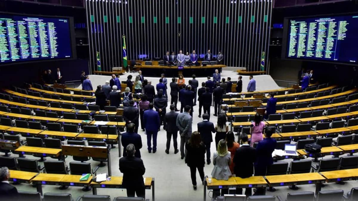 Câmara dos Deputados aprova MP que reajusta o salário mínimo e amplia isenção do imposto de renda