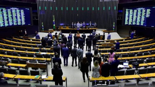 Câmara dos Deputados aprovou nesta quarta-feira (23) a medida provisória que reajusta o salário mínimo