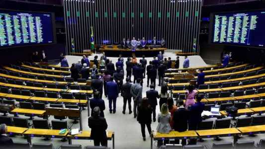 Câmara dos Deputados aprovou nesta quarta-feira (23) a medida provisória que reajusta o salário mínimo